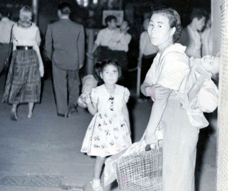 cô bé bán hoa ở Shinbashi cô bé bán hoa ở Shinbashi